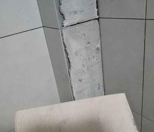 屯昌瓷砖空鼓维修公司分享下厨房瓷砖脱落的补救措施。
